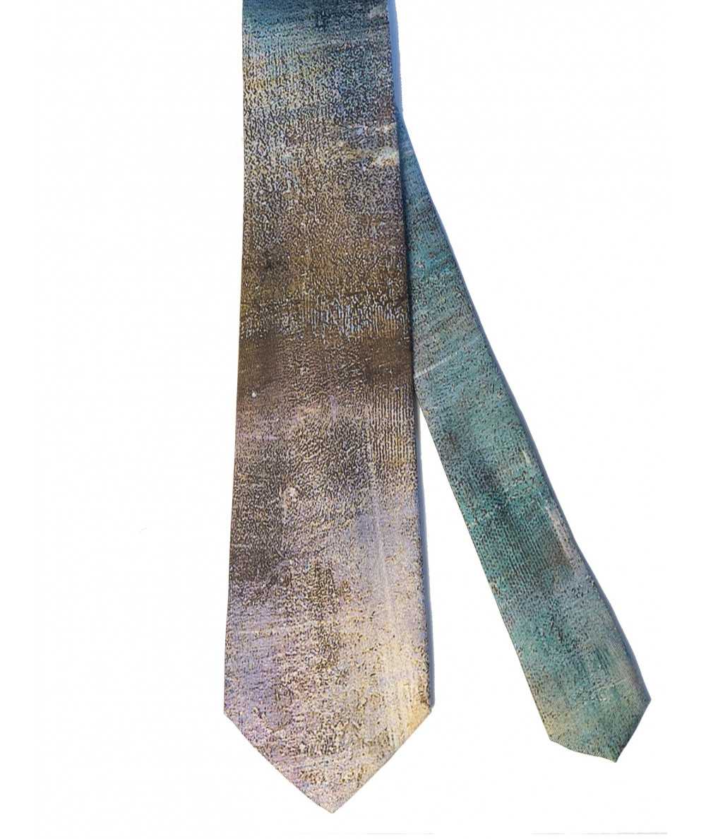 CORBATA MARINO 1 HOMBRE Elegante corbata inspirada en la obra "Marino". La puedes llevar individual o combinada con el pañuel...